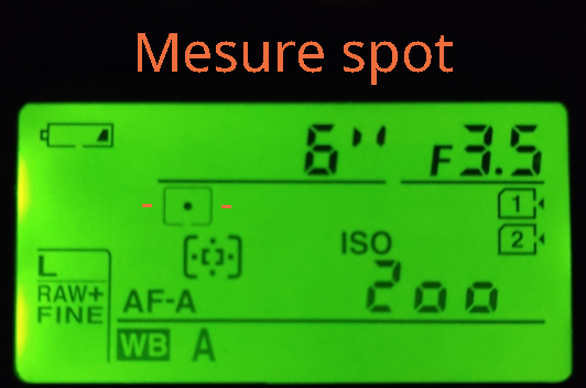 Sur l'écran de l'appareil photo, le symbole de la mesure spot est entre deux traits orange.