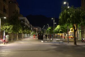 Photo de nuit avec éclairage urbain.