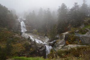 Photographie de paysage, j'ai aimé cette cascade avec la brume matinale qui masquait les cimes des arbres.