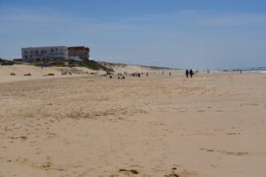 Photographie de paysage, j'ai aimé le bâtiment, et la ligne d'horizon qui amène sur les deux silhouettes de la plage.